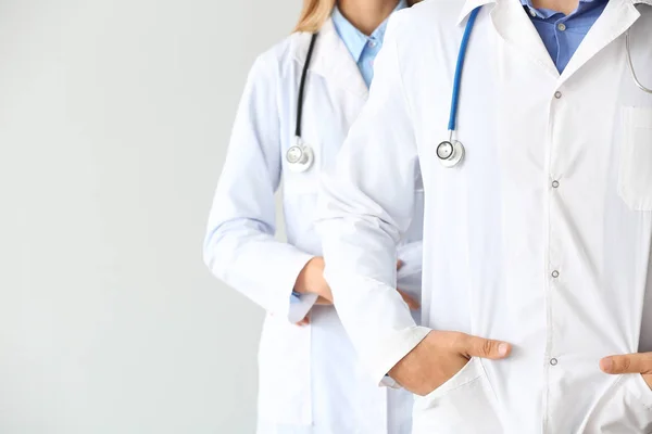Ärztinnen und Ärzte auf hellem Hintergrund — Stockfoto