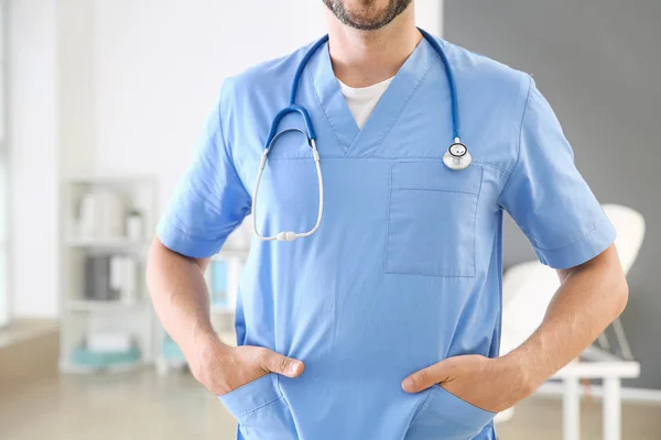 Male nurse with stethoscope in clinic — Stock Photo, Image