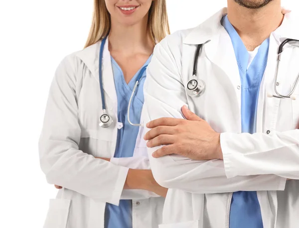Beyaz arka planda erkek ve kadın doktorlar — Stok fotoğraf