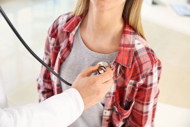 Klinikte doktorun kalp atışlarını dinlediği