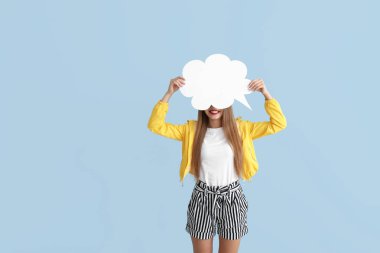 Renkli arka planda konuşma balonu ile genç kadın