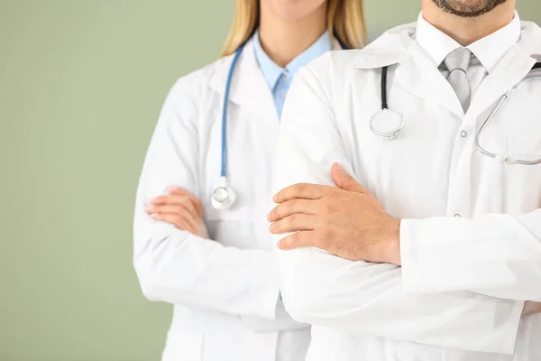 Ärztinnen und Ärzte auf farbigem Hintergrund, Nahaufnahme — Stockfoto