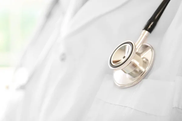 Médico masculino com estetoscópio na clínica, close-up — Fotografia de Stock