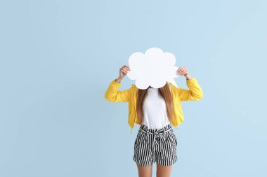 Renkli arka planda konuşma balonu ile genç kadın