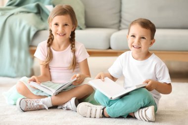 Sevimli küçük çocuklar evde kitap okuma