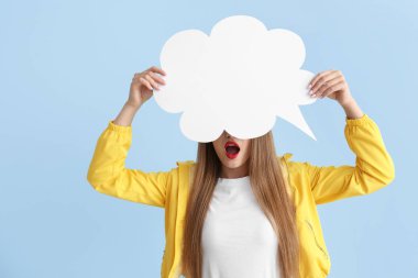 Renkli arka planda konuşma balonu ile şaşırttı genç kadın