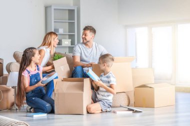 Mutlu aile yeni evlerinde eşyalarını boşaltma