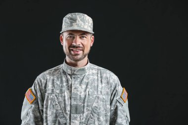 Karanlık arka planda kamuflaj lı asker