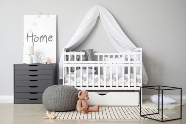 Beşikli modern bebek odasının içi