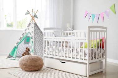 Beşikli modern bebek odasının içi