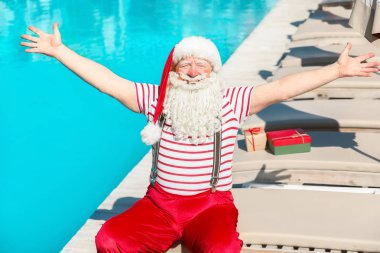 Noel Baba tatil de yüzme havuzu yakınında