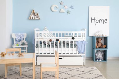 Beşikli modern bebek odasının içi