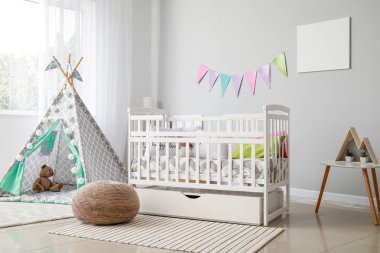 Beşikli modern bebek odasının içi