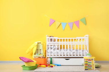 Beşikli modern bebek odasının içi