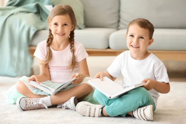 Söta små barn läser böcker hemma — Stockfoto