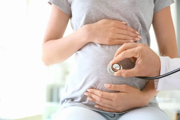 Médico examinando a mujer embarazada en clínica — Foto de Stock