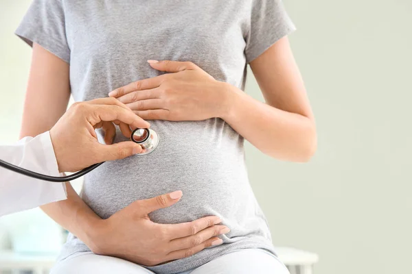 Dokter onderzoekt zwangere vrouw in kliniek — Stockfoto