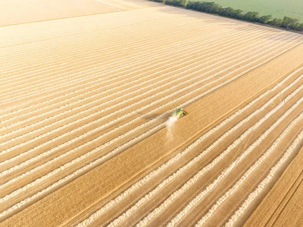 Combine harvester in wheat field — Stock Photo, Image