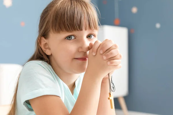 Menina orando em casa — Fotografia de Stock