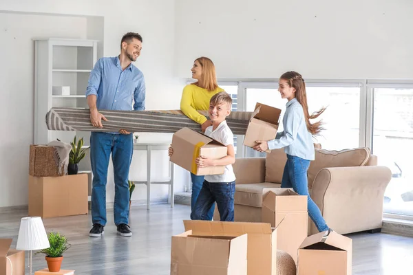 Familia feliz con pertenencias en su nueva casa —  Fotos de Stock