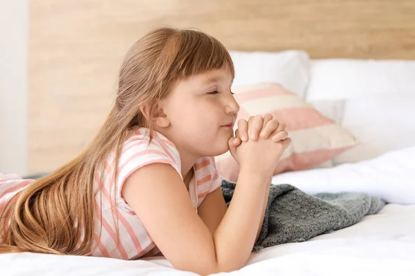 Little girl praying at home — Stock Photo, Image