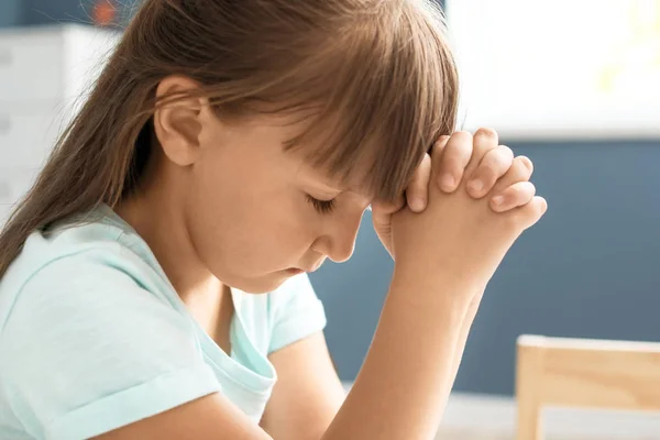 Imádkozni otthon a kislány — Stock Fotó