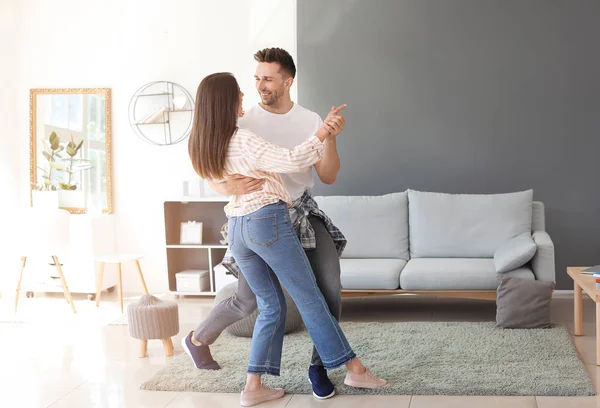 Щаслива молода пара танцює вдома — стокове фото