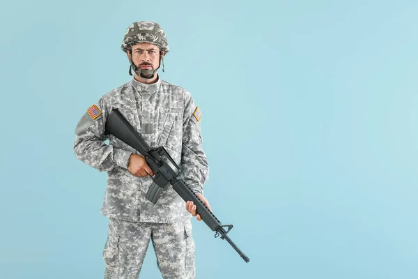 Soldato con fucile d'assalto su sfondo a colori — Foto Stock