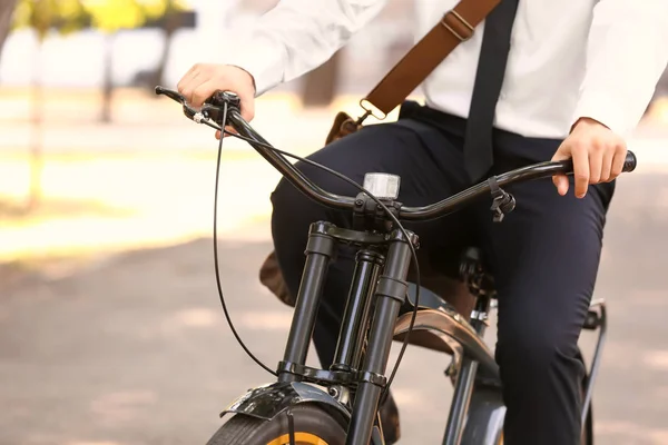 Joven hombre de negocios montando bicicleta al aire libre, primer plano — Foto de Stock