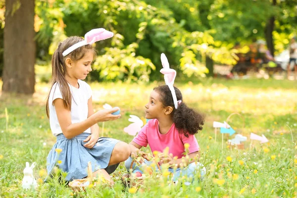 Kleine kinderen verzamelen paaseieren in het Park — Stockfoto