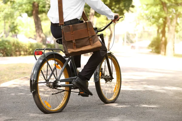 Joven hombre de negocios montar en bicicleta al aire libre — Foto de Stock