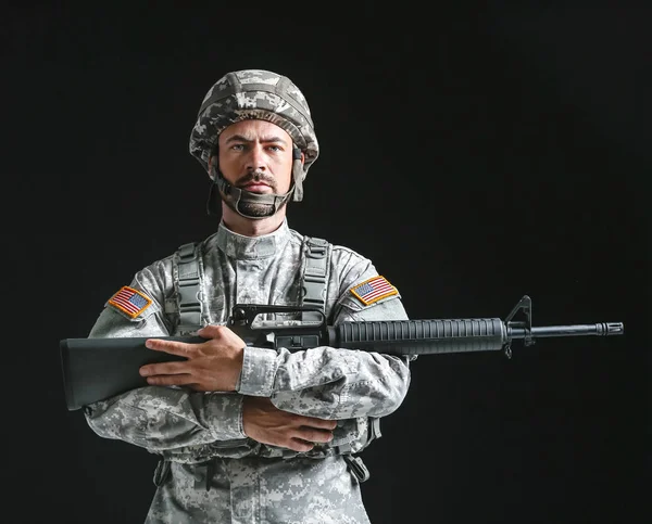 Karanlık arka planda saldırı tüfeği ile Asker — Stok fotoğraf