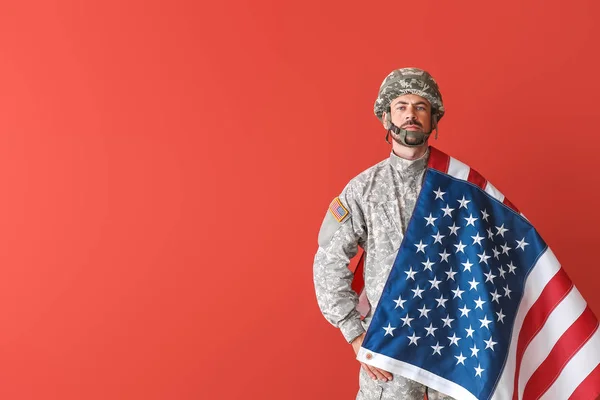 Soldier with national flag of USA on color background — Stock Photo, Image