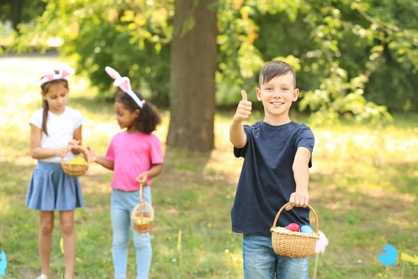 Kleine kinderen verzamelen paaseieren in het Park — Stockfoto