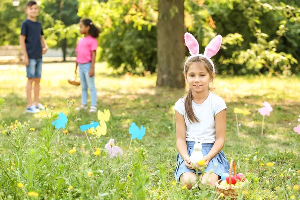 Kleine kinderen verzamelen paaseieren in het Park — Stockfoto