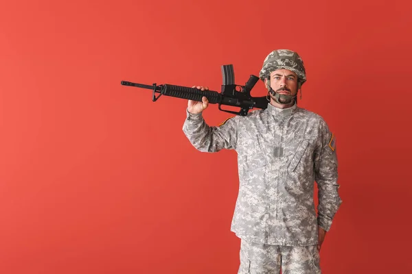 カラー背景にアサルトライフルを持つ兵士 — ストック写真
