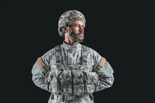 Soldado en camuflaje sobre fondo oscuro — Foto de Stock