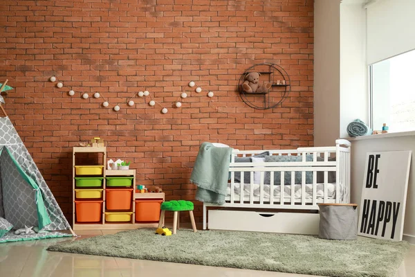 Beşikli modern bebek odasının içi — Stok fotoğraf