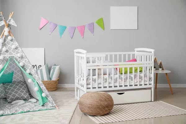Interior de la habitación de bebé moderna con cuna — Foto de Stock