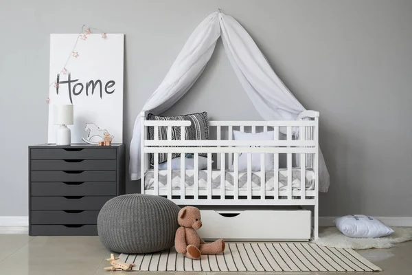 유아용 침대가 있는 현대적인 베이비 룸의 인테리어 — 스톡 사진