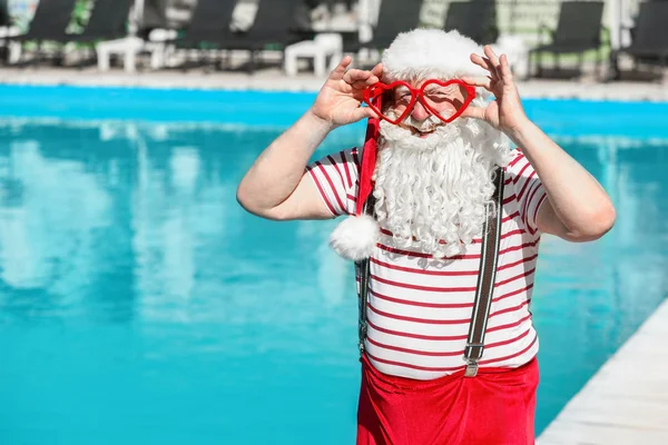 Papai Noel perto da piscina no resort — Fotografia de Stock