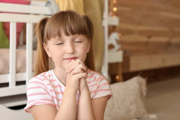 Little girl praying at home — Stock Photo, Image