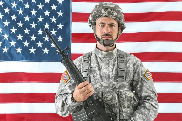 Soldat med Assault Rifle och nationella flaggan i USA på bakgrund — Stockfoto