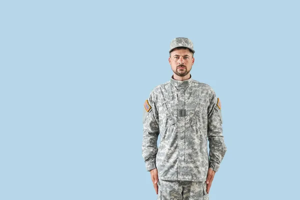 Soldier in camouflage on color background — Stock Photo, Image