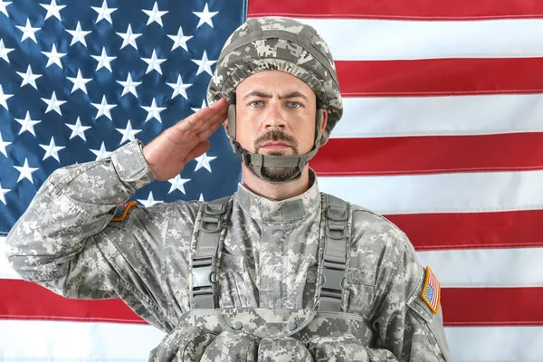 Saludo soldado con bandera nacional de EE.UU. en el fondo — Foto de Stock