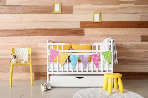 Einrichtung eines modernen Kinderzimmers mit Kinderbett — Stockfoto