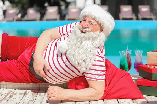 Papai Noel perto da piscina no resort — Fotografia de Stock