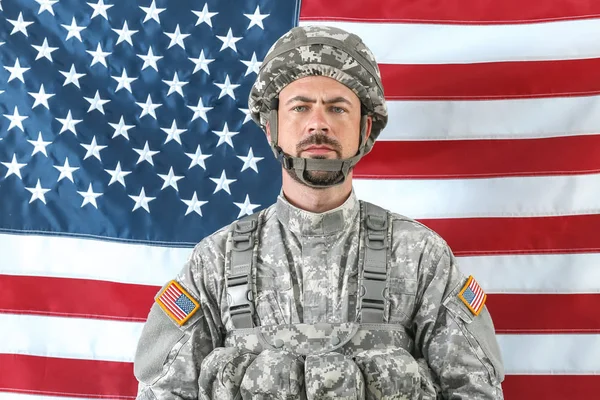 Soldier in camouflage with national flag of USA on background — Stock Photo, Image