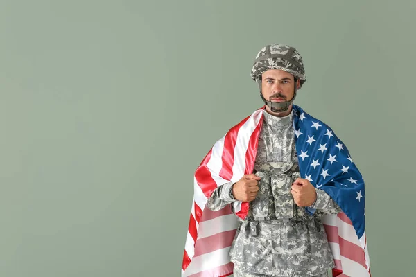 Soldat avec drapeau national des États-Unis sur fond de couleur — Photo