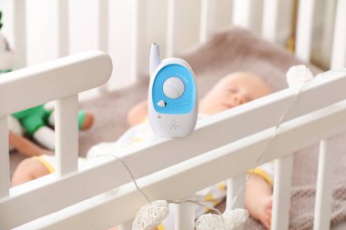 Uyuyan bebeğin beşik üzerinde Modern bebek monitörü